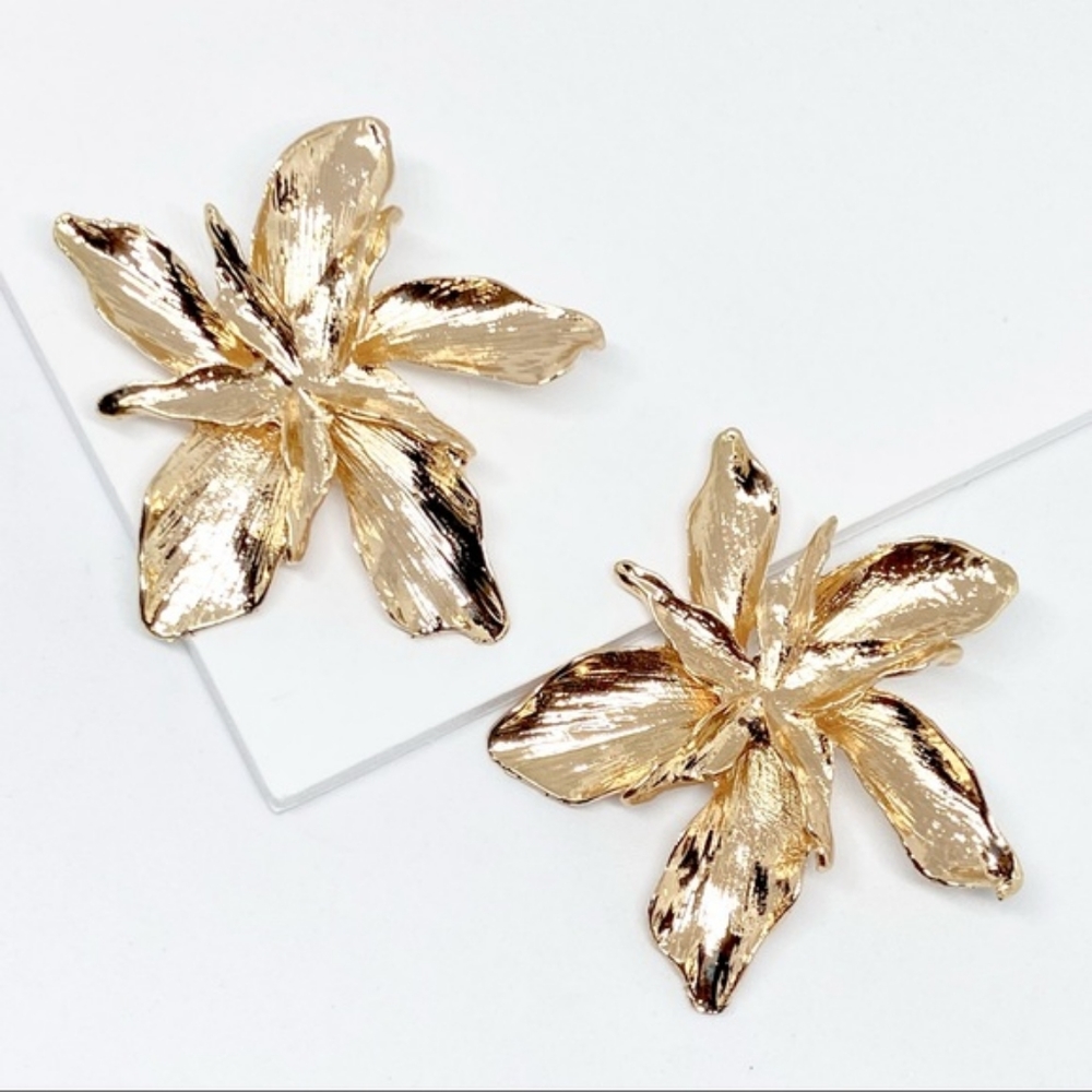 Vintage Gold Hibiscus Earrings